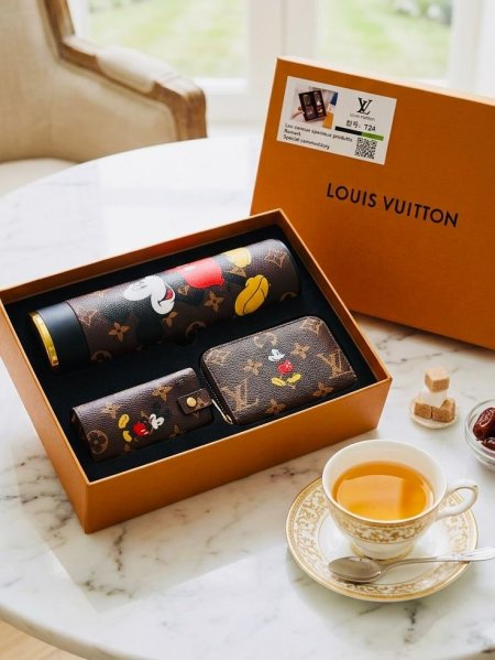 طقم ثيرموس مع مدالية وجزدان ميكي LV بني